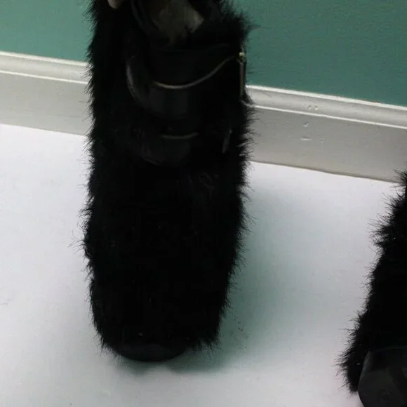 Chanel  faux fur boots with leather trim and rubber soles Black Size 38 - Picture 6 of 6